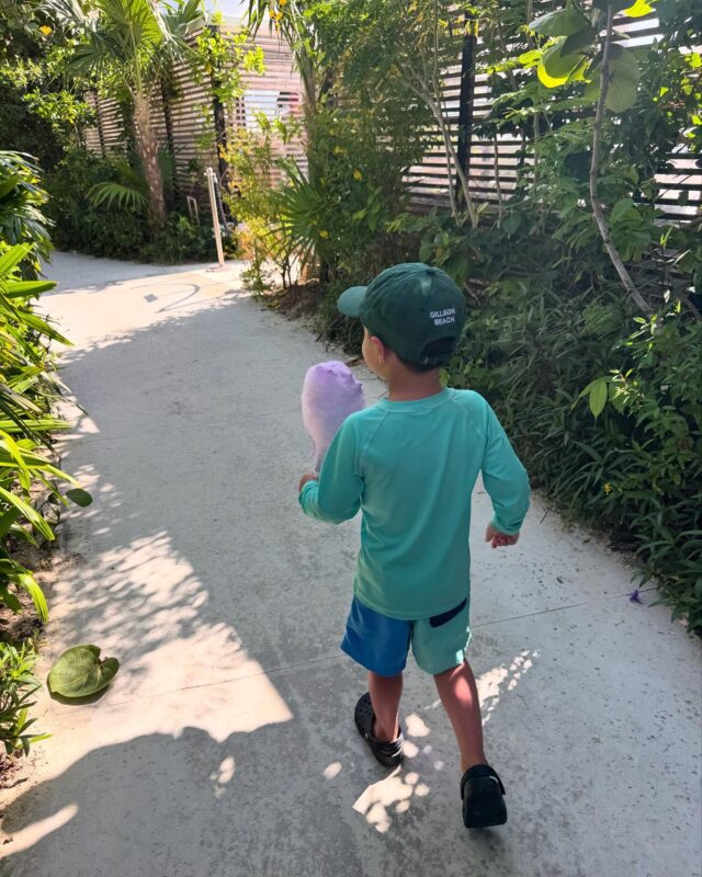 Cotton candy and the beach—name a better duo! The Gillson Beach Burgee Hat spotted in the Cayman Islands. #SpringBreak #GillsonBeach